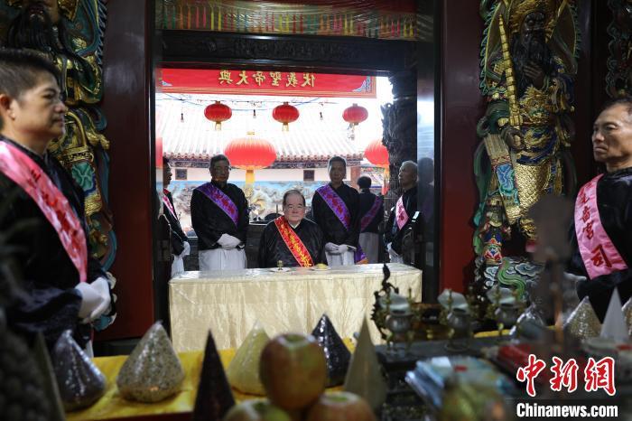 6月21日，“2024(甲辰年)兩岸共祭人文始祖伏羲典禮”在臺灣新北舉行。擔(dān)任主祭官的先嗇宮董事長、中國國民黨前秘書長李乾龍(中)出席典禮并擔(dān)任主祭官。中新社記者 張曉曦 攝