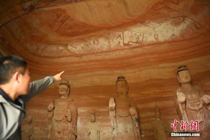 7月15日，甘肅省平?jīng)鍪袥艽h百里石窟長廊中的南石窟寺1號(hào)窟內(nèi)，工作人員介紹窟內(nèi)僅存的浮雕——佛傳故事。百里石窟長廊位于涇川縣境內(nèi)，由512個(gè)石窟、5眼窟中石井組成，現(xiàn)存王母宮石窟、鳳凰山石窟、南石窟寺、丈八寺石窟、羅漢洞石窟、太山寺石窟等規(guī)模較大的石窟群，還有數(shù)量眾多的小石窟群。南石窟寺開鑿于北魏永平三年，其中1號(hào)窟屬于大型七佛窟，七佛高達(dá)6米。中新社記者 李亞龍 攝</p>
<p>