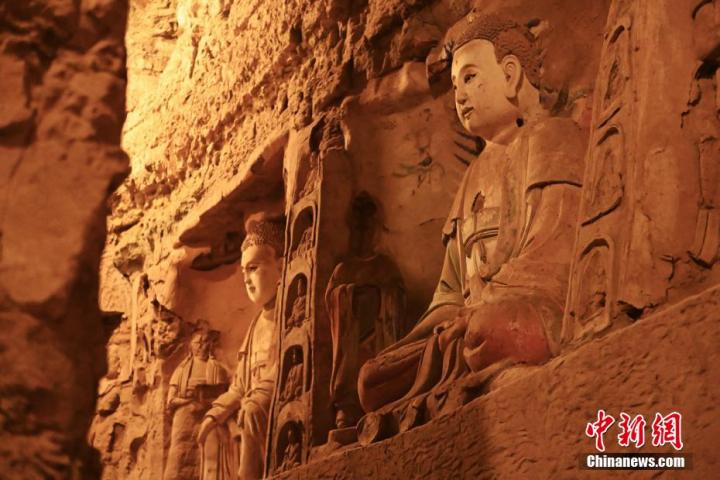 7月15日，甘肅省平?jīng)鍪袥艽h百里石窟長廊中的王母宮石窟造像。百里石窟長廊位于涇川縣境內(nèi)，由512個(gè)石窟、5眼窟中石井組成，現(xiàn)存王母宮石窟、鳳凰山石窟、南石窟寺、丈八寺石窟、羅漢洞石窟、太山寺石窟等規(guī)模較大的石窟群，還有數(shù)量眾多的小石窟群。王母宮石窟又名千佛洞，該窟設(shè)計(jì)宏大，造像生動(dòng)，窟內(nèi)擁有造像數(shù)百尊，是較為珍貴的佛教文化歷史遺存。中新社記者 李亞龍 攝</p>
<p>