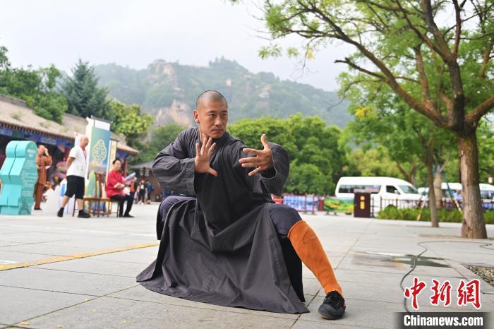 7月14日，甘肅省平?jīng)鍪嗅轻忌骄皡^(qū)內(nèi)，嵩山少林弟子展示武藝。7月13日至14日，“2024年北京體育大學(xué)第十五屆國際武術(shù)比賽交流大會暨首屆崆峒山國際武術(shù)大會”舉行，大會也在崆峒山景區(qū)進(jìn)行問道崆峒、武術(shù)高級研修班、崆峒拜師等系列活動。中新社記者 李亞龍 攝</p>
<p>