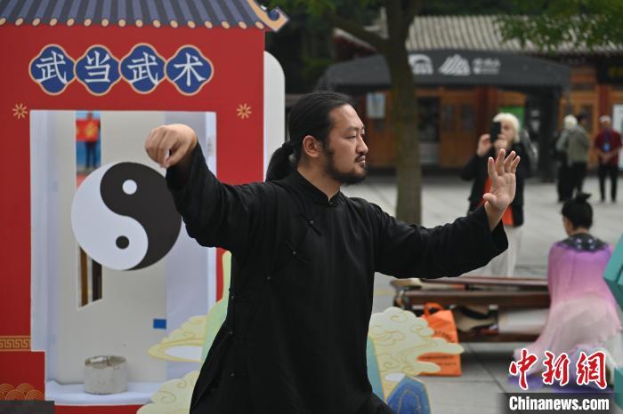 7月14日，甘肅省平?jīng)鍪嗅轻忌骄皡^(qū)內(nèi)，武當(dāng)玄武派傳承人展示武當(dāng)武術(shù)。7月13日至14日，“2024年北京體育大學(xué)第十五屆國際武術(shù)比賽交流大會暨首屆崆峒山國際武術(shù)大會”舉行，大會也在崆峒山景區(qū)進(jìn)行問道崆峒、武術(shù)高級研修班、崆峒拜師等系列活動。中新社記者 李亞龍 攝</p>
<p>