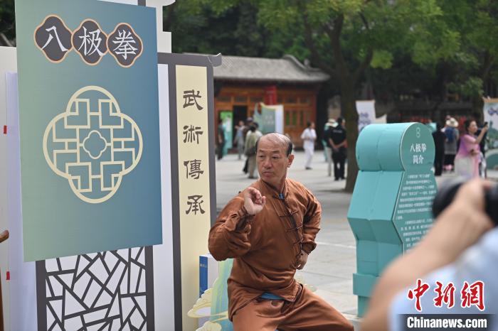 7月14日，甘肅省平?jīng)鍪嗅轻忌骄皡^(qū)內(nèi)，八極拳傳承人展示八極拳。7月13日至14日，“2024年北京體育大學(xué)第十五屆國際武術(shù)比賽交流大會暨首屆崆峒山國際武術(shù)大會”舉行，大會也在崆峒山景區(qū)進(jìn)行問道崆峒、武術(shù)高級研修班、崆峒拜師等系列活動。中新社記者 李亞龍 攝</p>
<p>