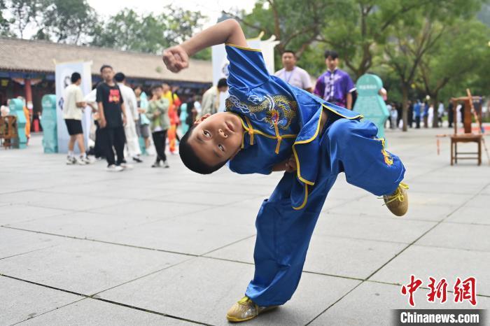 7月14日，甘肅省平?jīng)鍪嗅轻忌骄皡^(qū)內(nèi)，小朋友展示查拳。7月13日至14日，“2024年北京體育大學(xué)第十五屆國際武術(shù)比賽交流大會暨首屆崆峒山國際武術(shù)大會”舉行，大會也在崆峒山景區(qū)進(jìn)行問道崆峒、武術(shù)高級研修班、崆峒拜師等系列活動。中新社記者 李亞龍 攝</p>
<p>