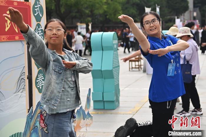 7月14日，甘肅省平?jīng)鍪嗅轻忌骄皡^(qū)內(nèi)，霍氏練手拳傳承人、霍元甲玄孫女霍靜虹(右)教授武術(shù)愛好者霍氏練手拳。7月13日至14日，“2024年北京體育大學(xué)第十五屆國際武術(shù)比賽交流大會暨首屆崆峒山國際武術(shù)大會”舉行，大會也在崆峒山景區(qū)進(jìn)行問道崆峒、武術(shù)高級研修班、崆峒拜師等系列活動。中新社記者 李亞龍 攝</p>
<p>
