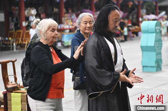 7月14日，甘肅省平?jīng)鍪嗅轻忌骄皡^(qū)內(nèi)，外籍武術(shù)愛好者感受青城武術(shù)。7月13日至14日，“2024年北京體育大學(xué)第十五屆國際武術(shù)比賽交流大會暨首屆崆峒山國際武術(shù)大會”舉行，大會也在崆峒山景區(qū)進(jìn)行問道崆峒、武術(shù)高級研修班、崆峒拜師等系列活動。中新社記者 李亞龍 攝</p>
<p>