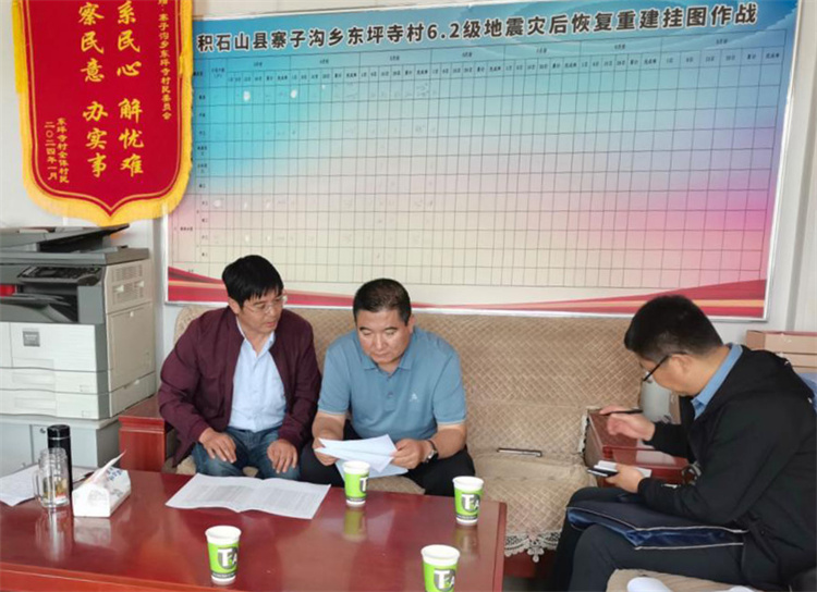 州縣紀(jì)委監(jiān)委機(jī)關(guān)聯(lián)合督查組對(duì)下沉干部 、駐村干部 、包村組長(zhǎng)、村干部 “四級(jí)”干部履職到崗情況，以及工作日志和民情臺(tái)賬、訴求臺(tái)賬進(jìn)行日常監(jiān)督檢查，壓實(shí)工作責(zé)任。.jpg