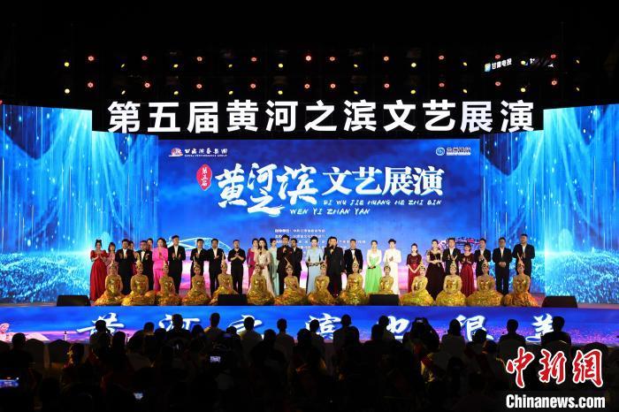 7月19日晚，第五屆黃河之濱文藝展演在蘭州體育文化廣場開幕。張曦予 攝