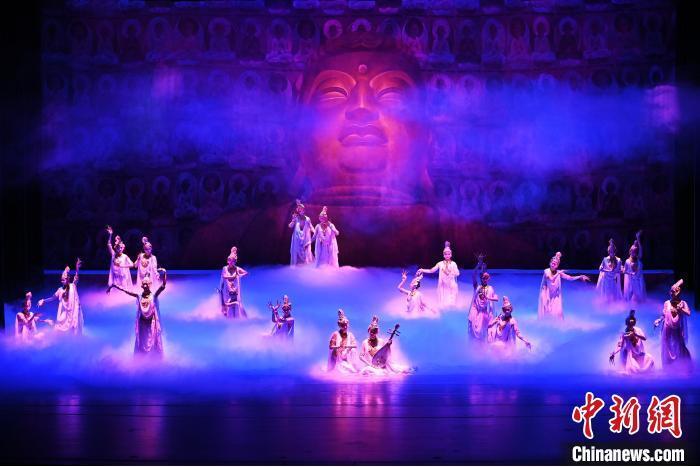 7月18日晚，中國經(jīng)典舞劇《絲路花雨》在甘肅蘭州黃河劇院進行演出。中國經(jīng)典舞劇《絲路花雨》迎來45周年，7月17日-8月4日在蘭州開啟為期多天的駐場演出。該舞劇取材于敦煌莫高窟壁畫，集中國霓裳羽衣舞、敦煌舞、印度舞、黑巾舞、波斯馬鈴舞等于一身，自1979年演出至今，該劇先后在40多個國家和地區(qū)演出近4000場，觀眾550多萬人次。中新社記者 李亞龍 攝</p>
<p>