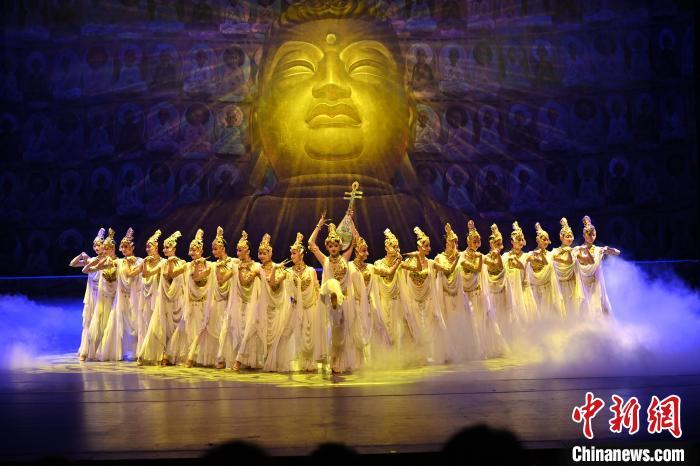 7月18日晚，中國(guó)經(jīng)典舞劇《絲路花雨》在甘肅蘭州黃河劇院演出。李亞龍 攝