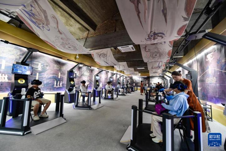 7月22日，游客線下體驗“尋境敦煌——數(shù)字敦煌沉浸展”。新華社記者 郎兵兵 攝</p>
<p>