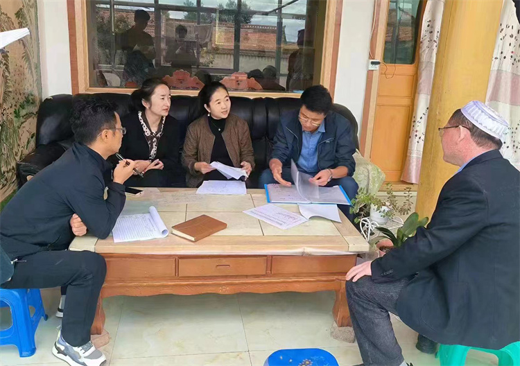 臨潭縣卓洛鄉(xiāng)紀(jì)委工作人員在下園子村農(nóng)戶家中了解在發(fā)放大病救助補(bǔ)助資金中是否存在落實(shí)不及時(shí)、不到位等作風(fēng)方面的問題。.jpg