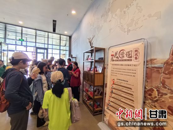 近日，玉門關遺址景區(qū)開啟了一場精彩紛呈的玉關詩詞挑戰(zhàn)賽，吸引眾多游人參與其中。玉門關遺址景區(qū)供圖