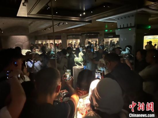 8月17日至23日，“濃濃民族情 兩岸一家親”臺(tái)灣同胞參訪團(tuán)甘肅行交流活動(dòng)在甘肅展開。圖為臺(tái)胞參觀甘肅省博物館。中新社記者 閆姣 攝