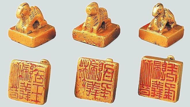 從左至右依次為“晉歸義羌侯”金印、“晉歸義氐王”金印、“魏歸義氐侯”金印
