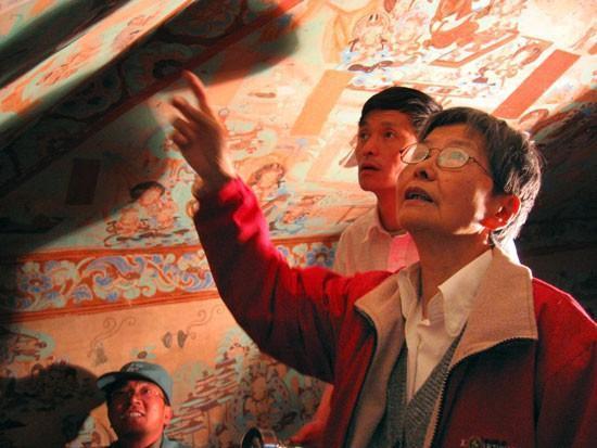 樊錦詩在莫高窟第85窟壁畫修復現(xiàn)場檢查工作(敦煌研究院提供)