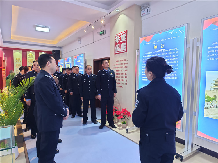 嘉峪關(guān)市公安局明珠路派出所參觀市公安局紀(jì)法廉政警示教育基地。.jpg