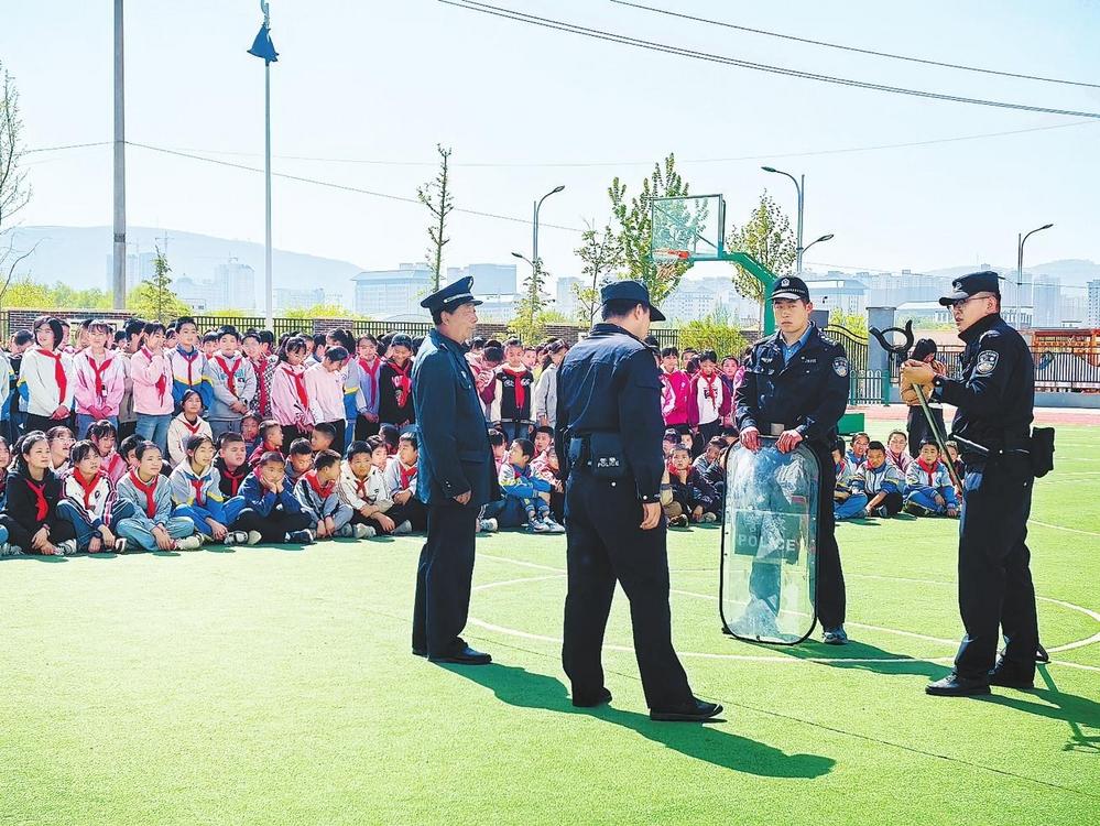 臨洮公安走進(jìn)轄區(qū)學(xué)校開展反恐防暴應(yīng)急演練培訓(xùn)