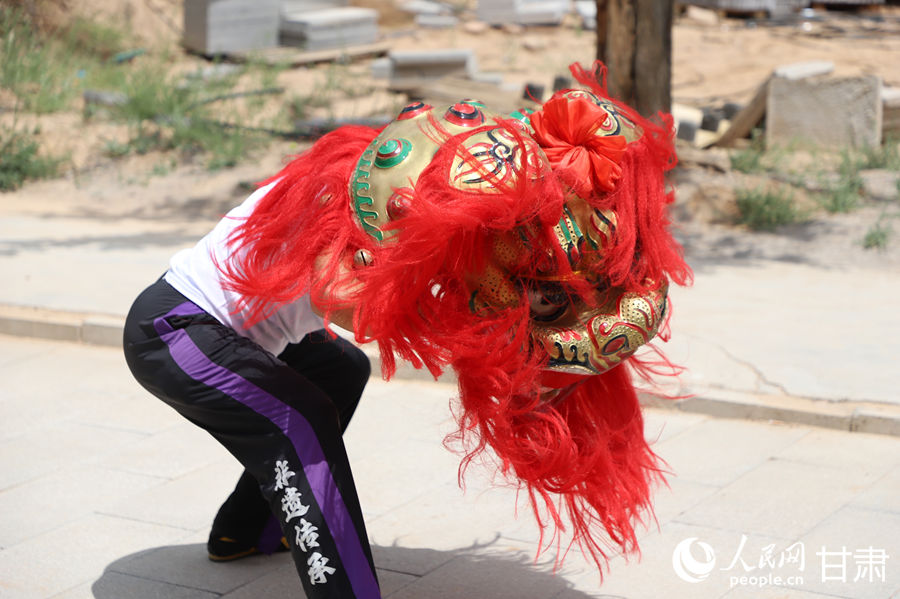 柴宗峰在桃林村展示蘭州北獅風(fēng)采。人民網(wǎng)記者 焦隆攝