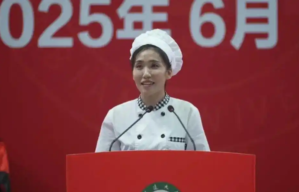 食堂阿姨演講爆火，最是真情動人心